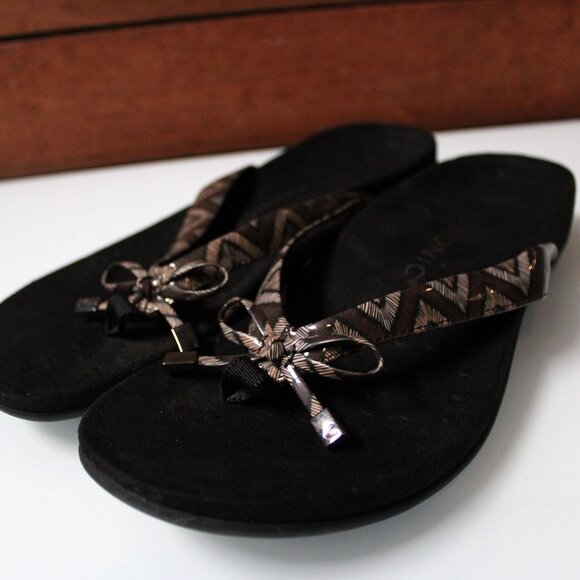 Vionic Sandal Womens Size 10 Geometrical Rest Bella II Toe Post Chevron Black - Picture 2 of 8